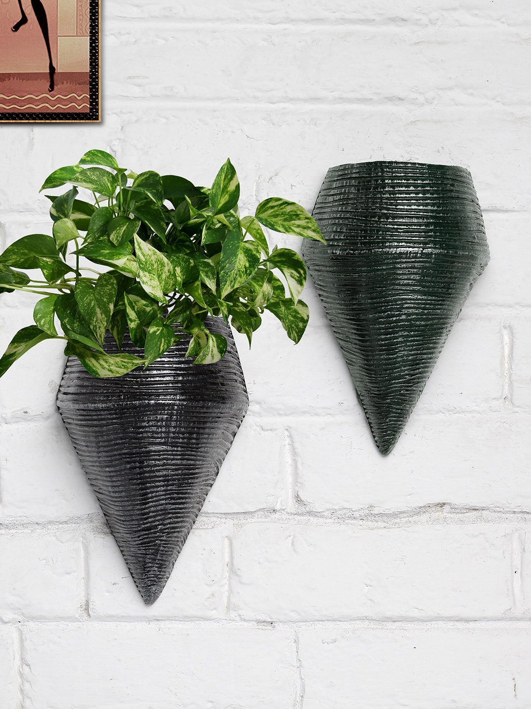 

Stylespace by Isha 2-Pcs Green & Silver-Toned Textured Fiber Wall Planters