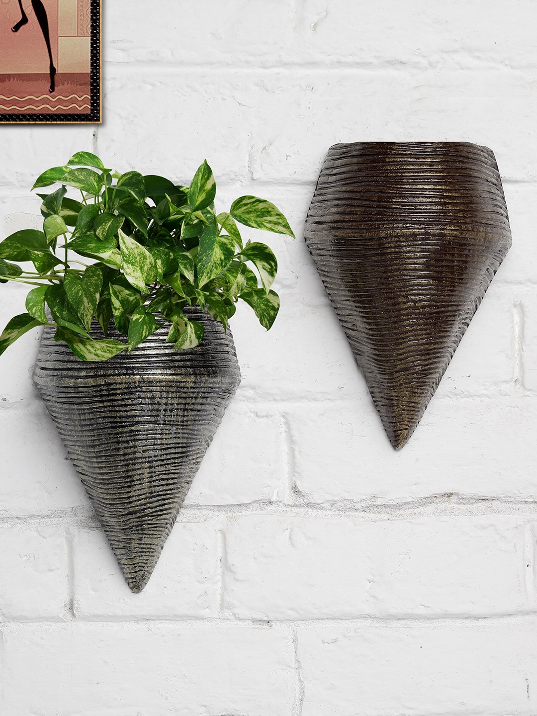

Stylespace by Isha 2-Pcs Black & Brow Textured Fiber Wall Planters