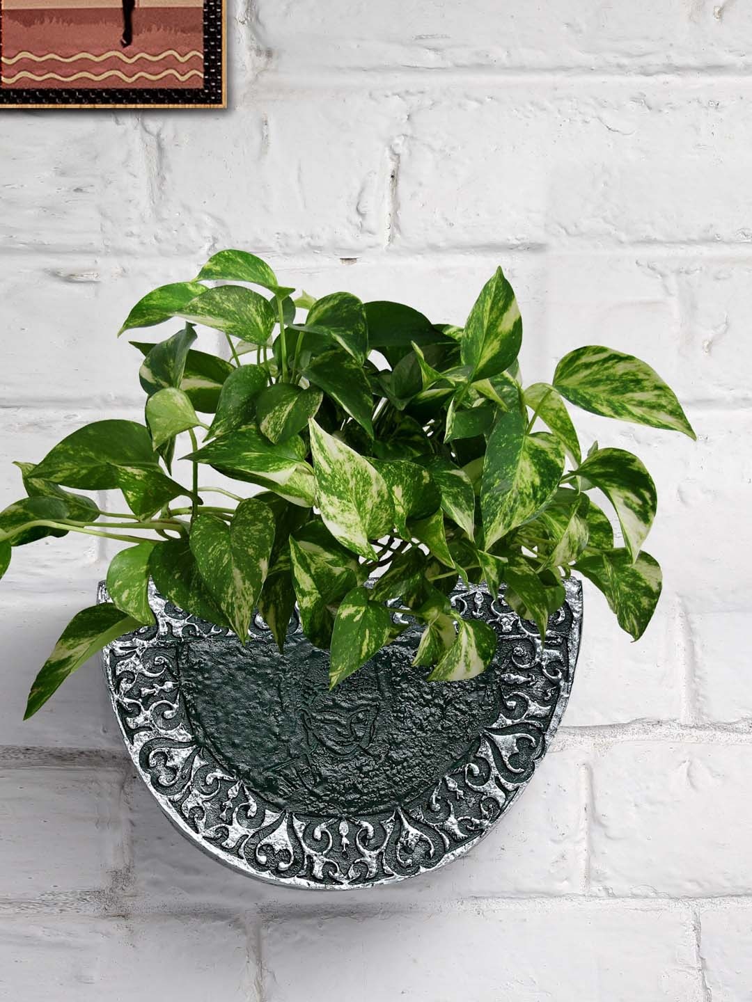 

Stylespace by Isha Green & Silver-Toned Textured Fiber Wall Planter