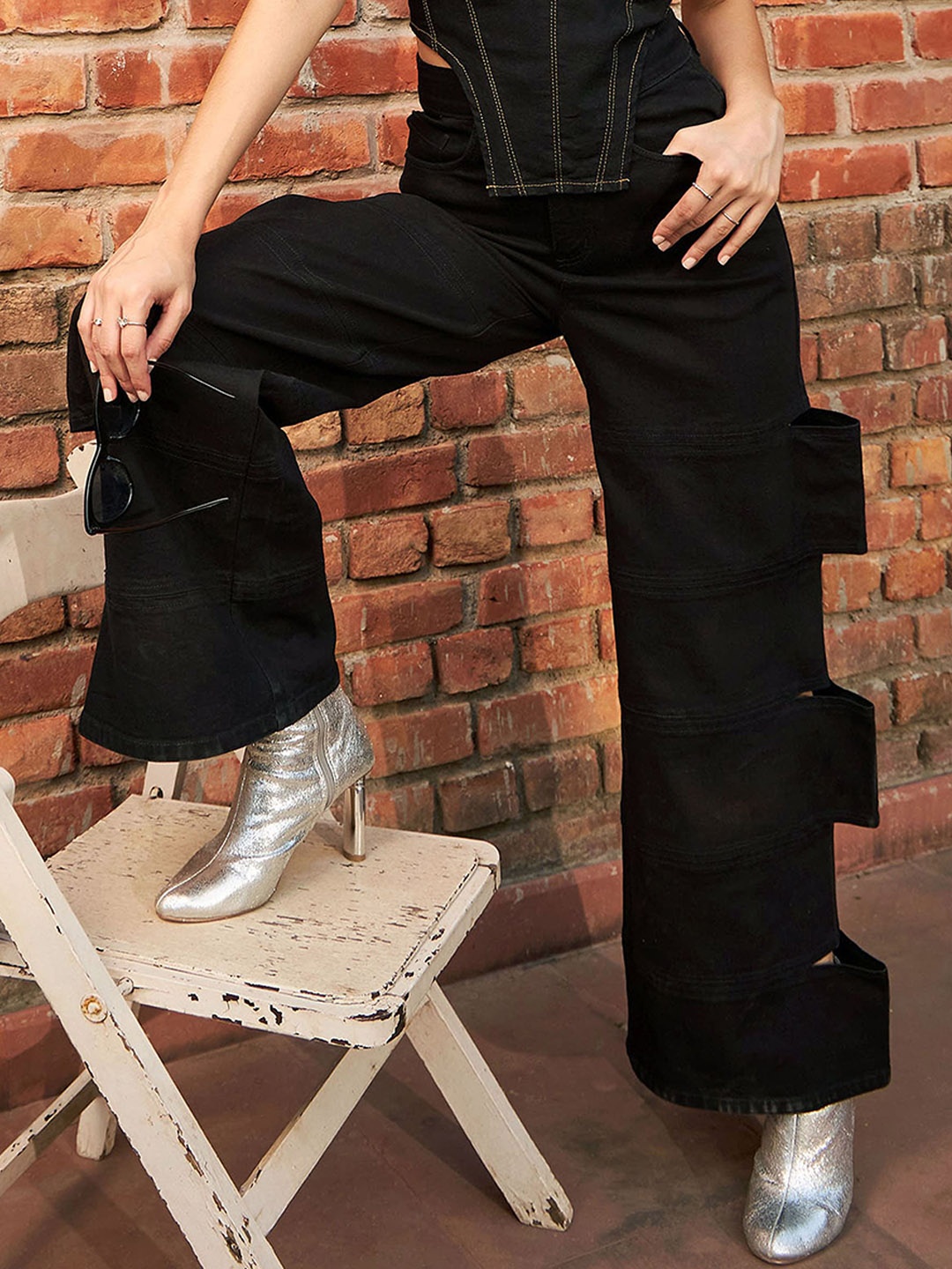 

SASSAFRAS Women Black Straight Fit Stretchable Sides Cutouts Jeans