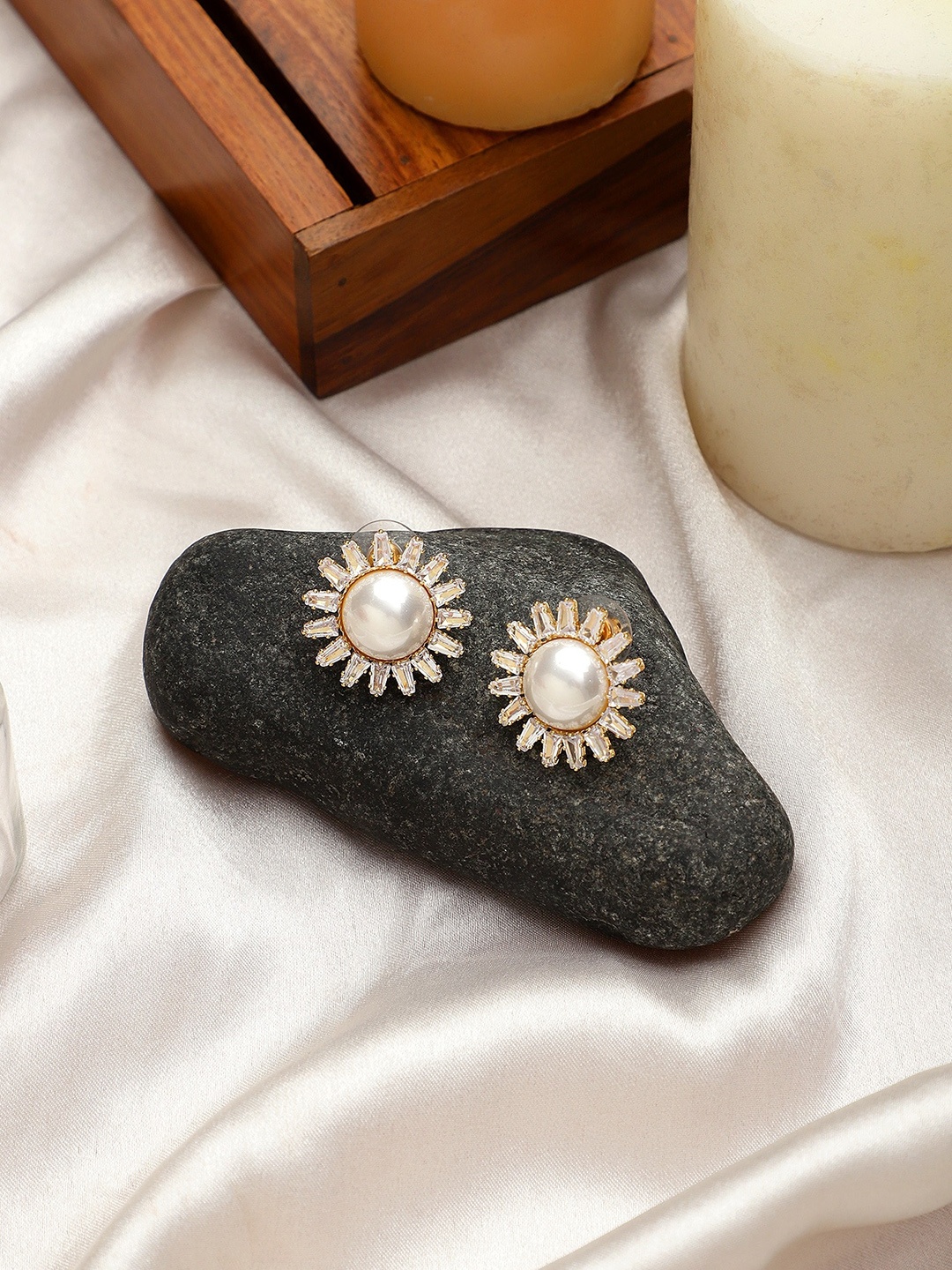 

Mali Fionna Gold-Plated Contemporary Studs Earrings