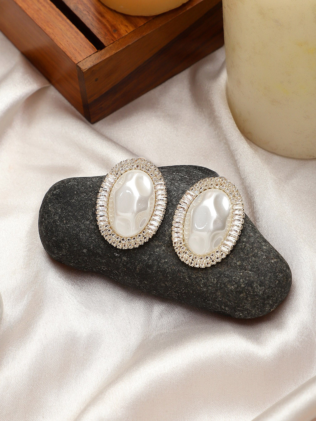 

Mali Fionna Gold-Plated Contemporary Studs Earrings
