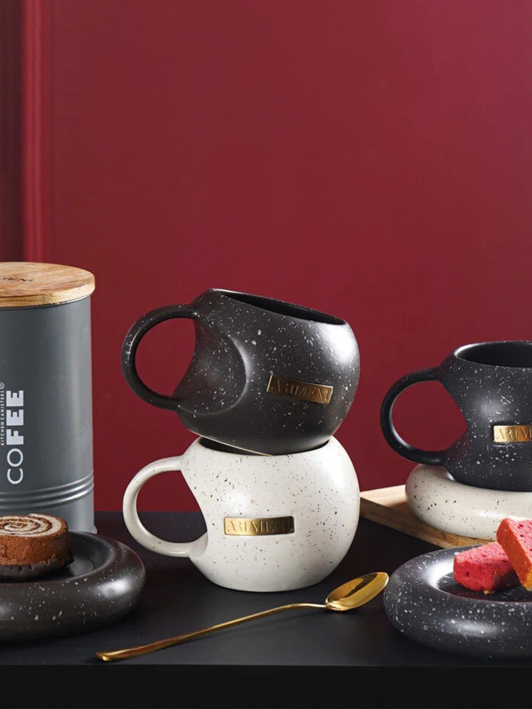 

THE ARTMENT Black Solid Ceramic Glossy Cups and Saucers Set of Cups and Mugs