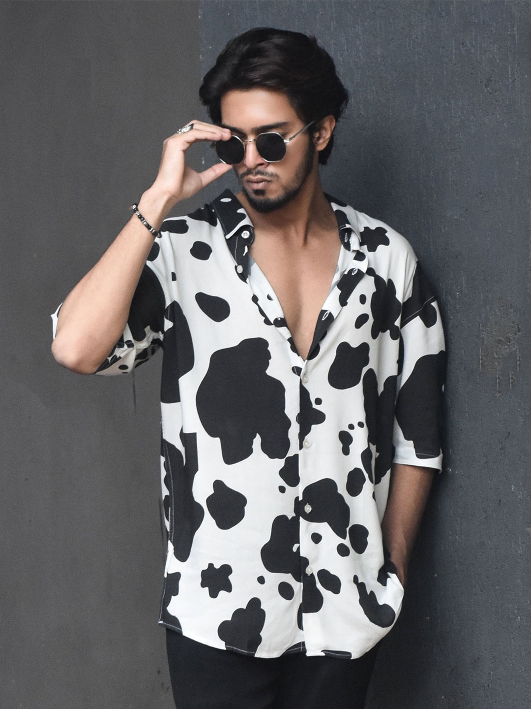 

Powerlook White & Black Spread Collar India Slim Abstract Printed Casual Shirt