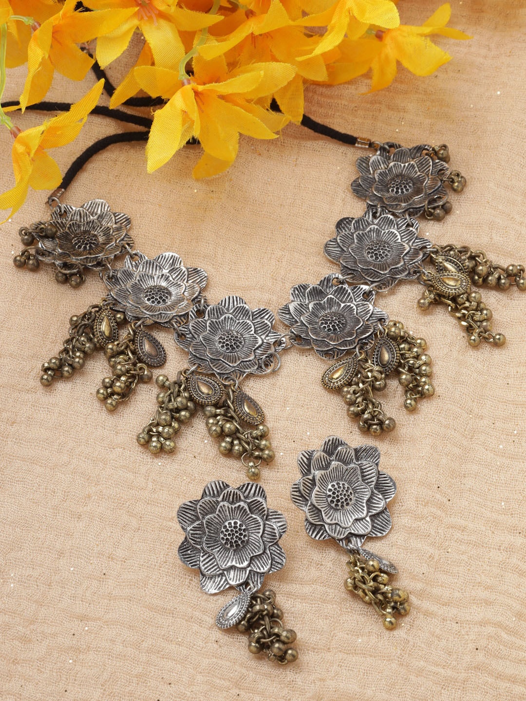 

Moedbuille Silver-Plated Floral Design Jewellery Set