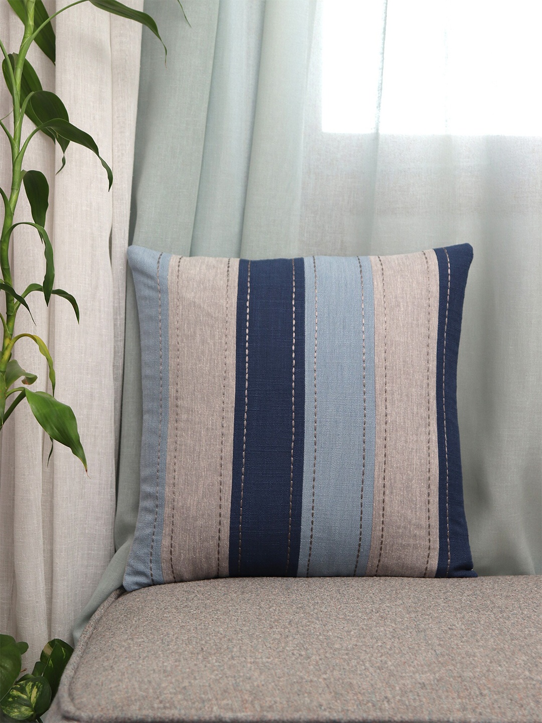 

ZEBA Luxe Collection Beige & Navy Blue Colourblocked Cotton Square Cushion Cover