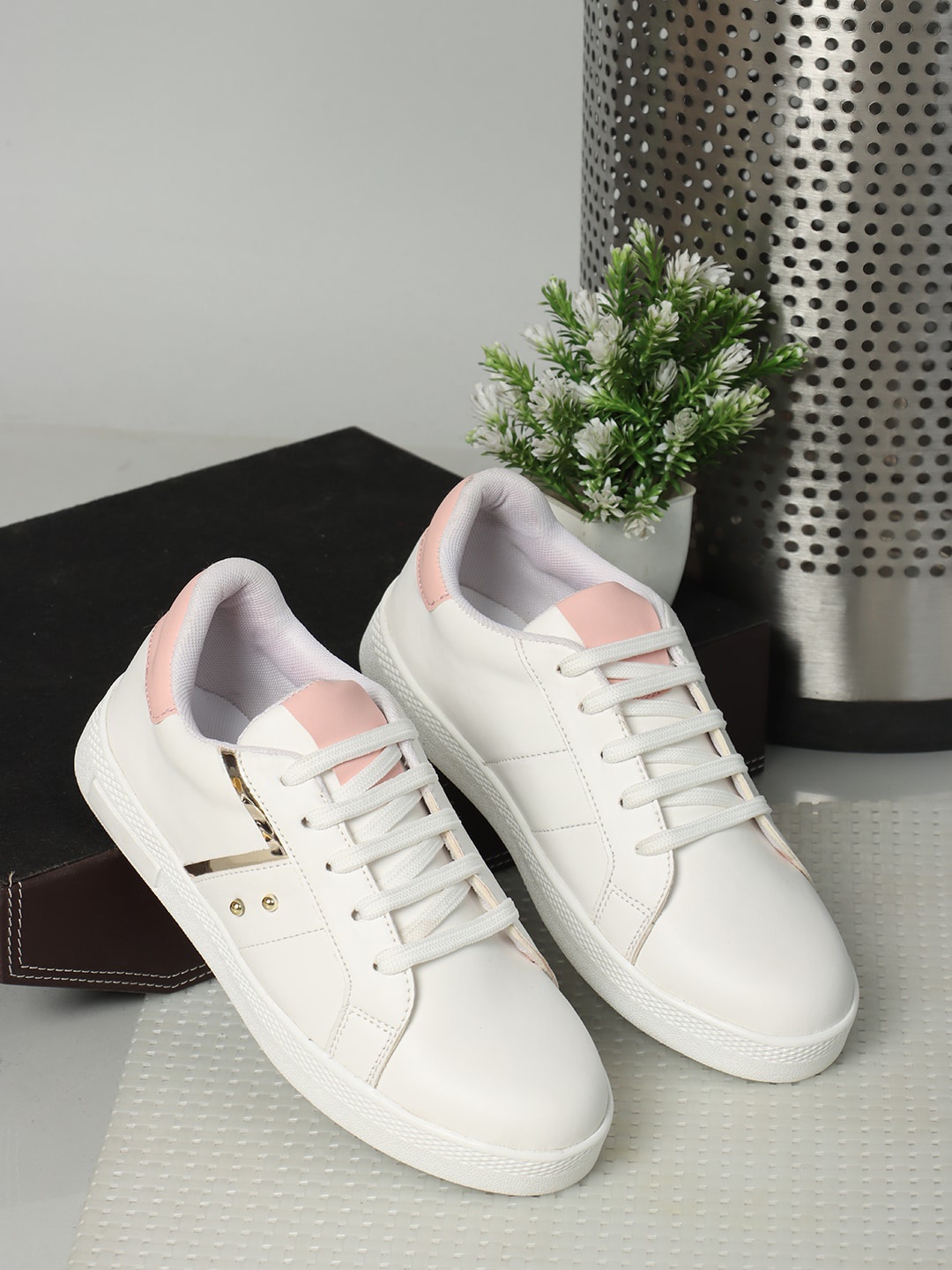 

Longwalk Women Comfort Insole Sneakers, White