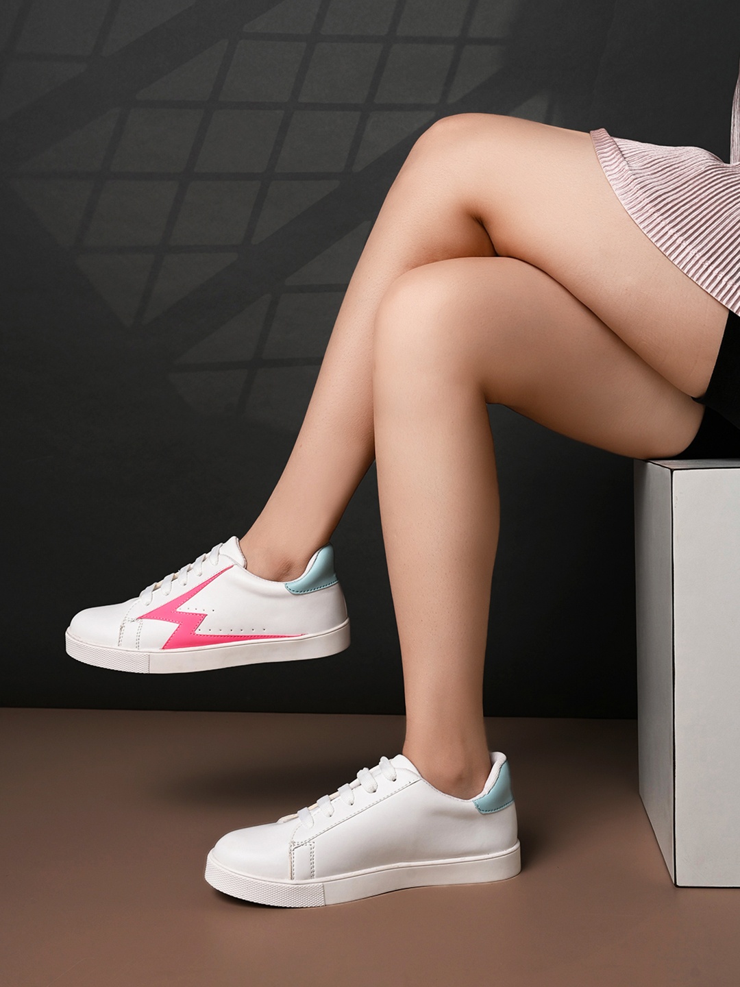 

Longwalk Women Colourblocked Sneakers, White