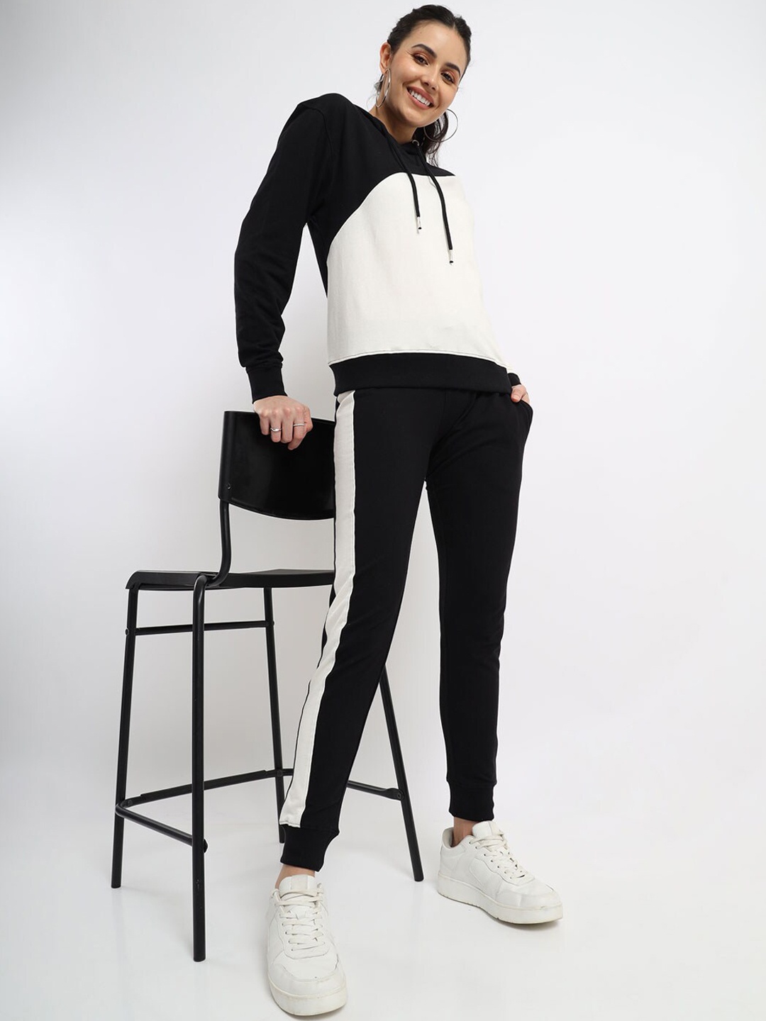 

NOBERO Colourblocked Sweatshirt With Joggers Co-Ords Set, Black