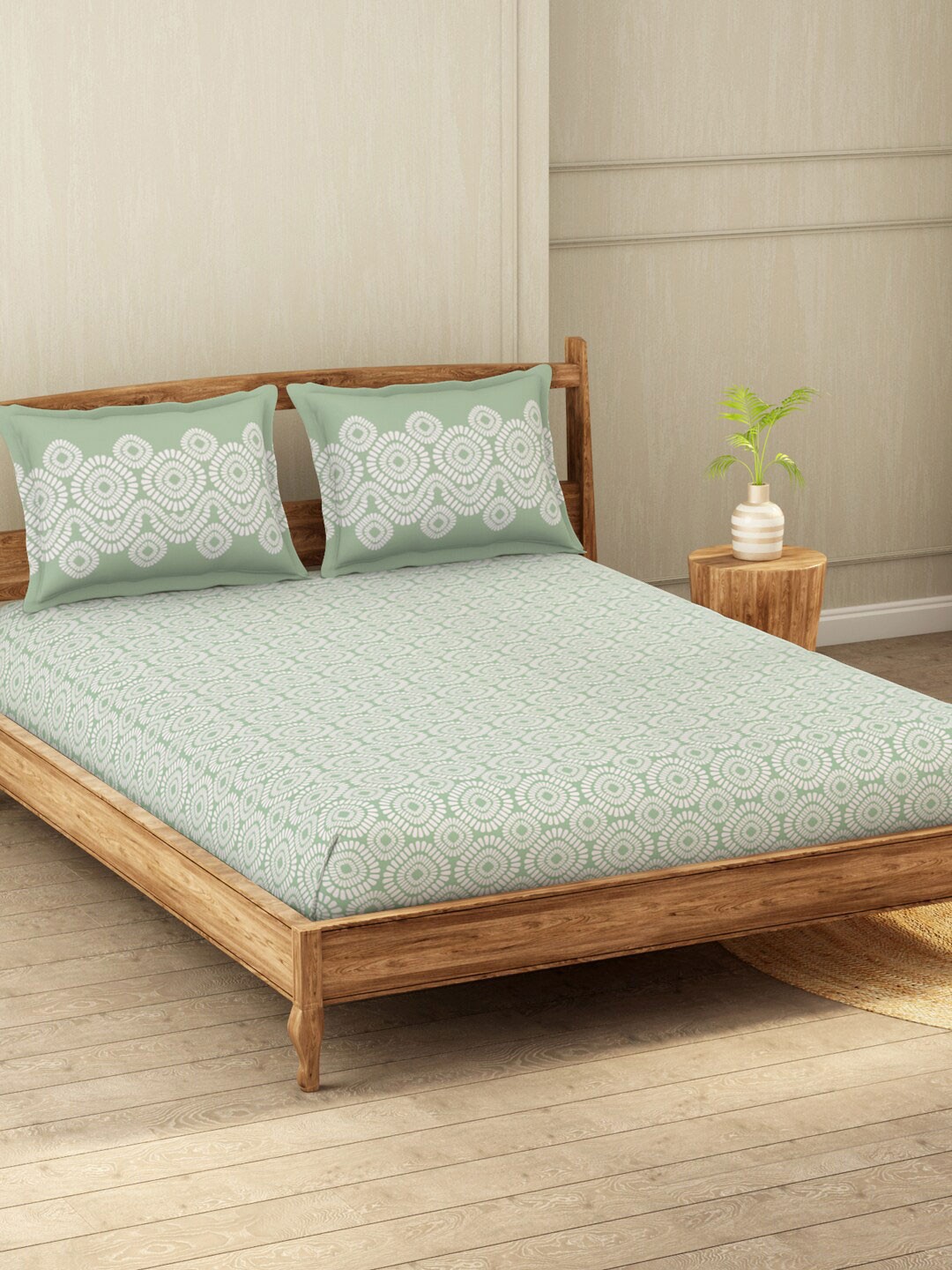 

Welspun Pasel Green & White Ethnic Motifs 200 TC Queen Bedsheet with 2 Pillow Covers