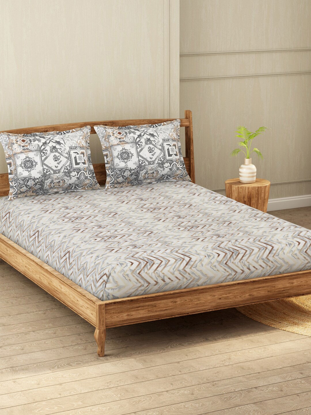 

Welspun Grey & Brown Geometric 200 TC Queen Bedsheet with 2 Pillow Covers