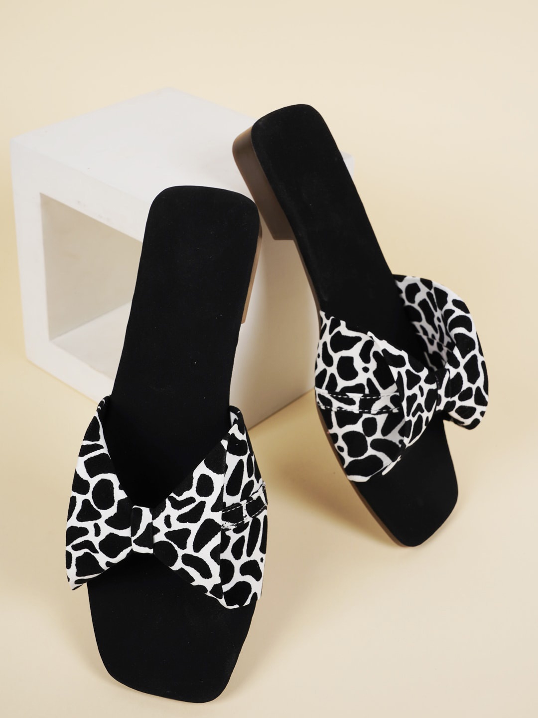 

Walkfree Printed Open Toe Flats With Bows, Black