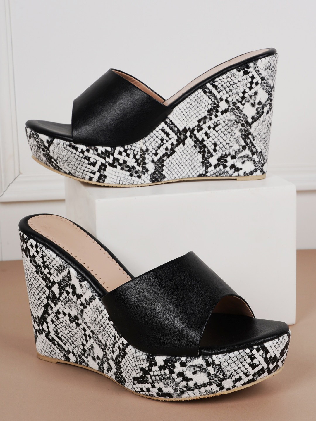 

Walkfree Printed Open Toe Wedges, Black
