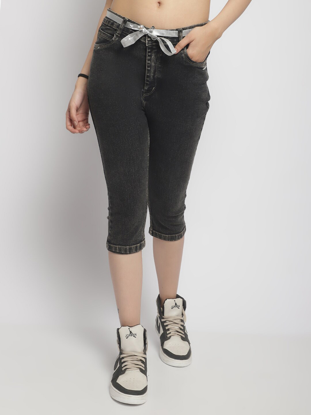 

ELLIS Women Skinny Fit Mid-Rise Capris, Black