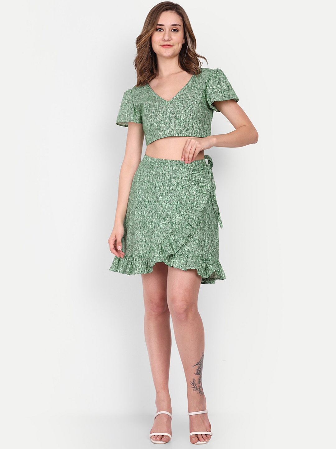 

DOLSU Printed V-Neck Crop Top With Skirt Co-Ords, Green