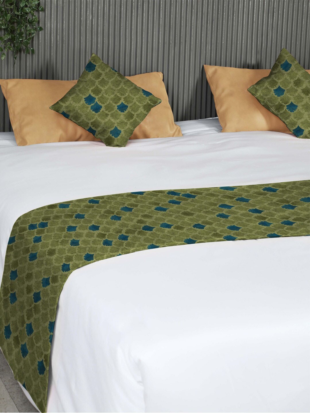 

SPACES Botanic Whimsy Green Printed Reversible King & Queen Bed Runner & 2 Cushion Covers