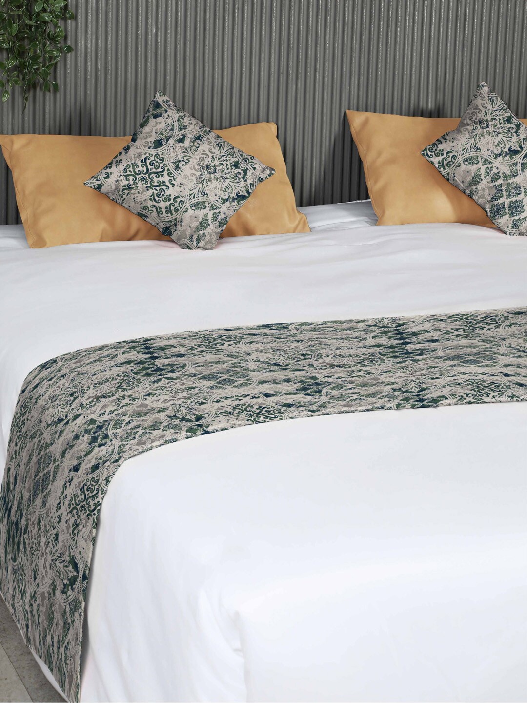 

SPACES Damask Delight Green Printed Reversible King & Queen Bed Runner & 2 Cushion Covers