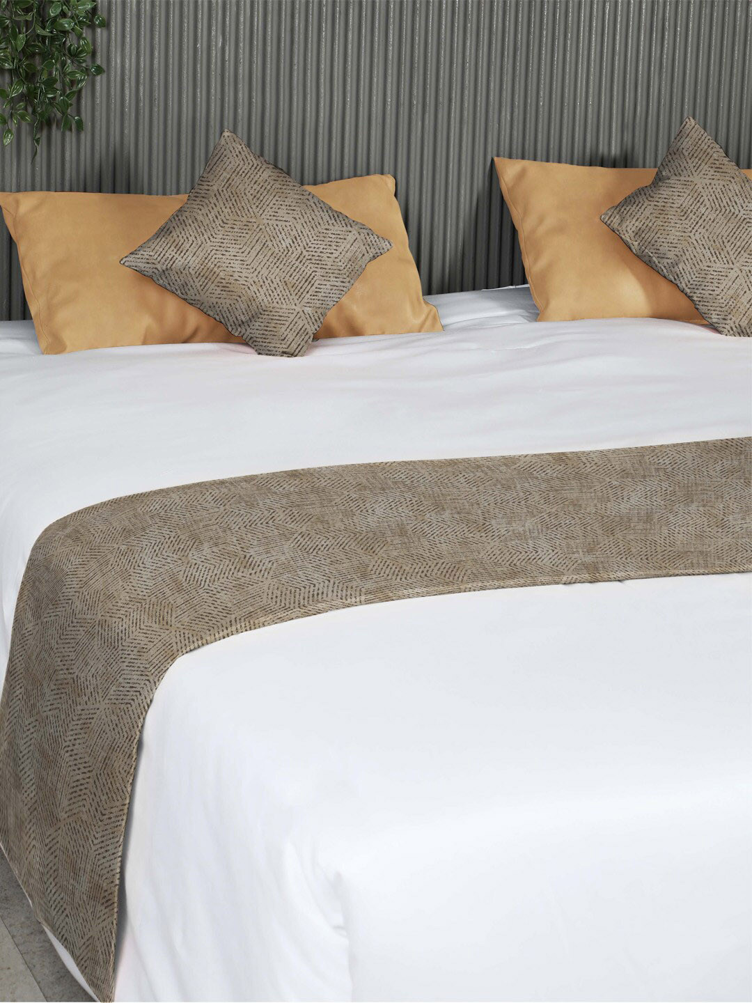

SPACES BrokenHive Beige Printed Reversible King & Queen Bed Runner & 2 Cushion Covers