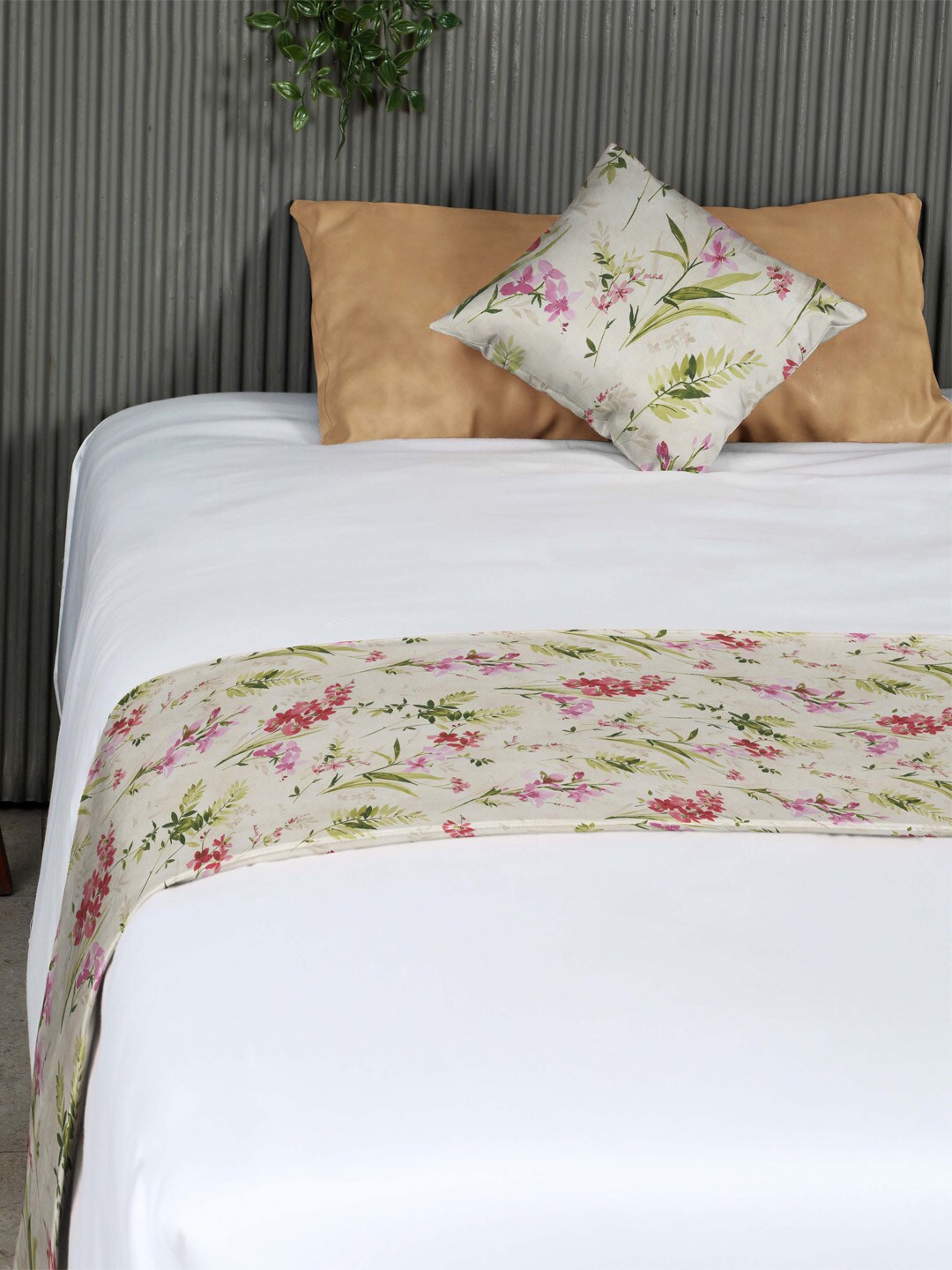 

SPACES Lovely Lavender Pink & Green Reversible Bed Runner & 2 Cushion Covers