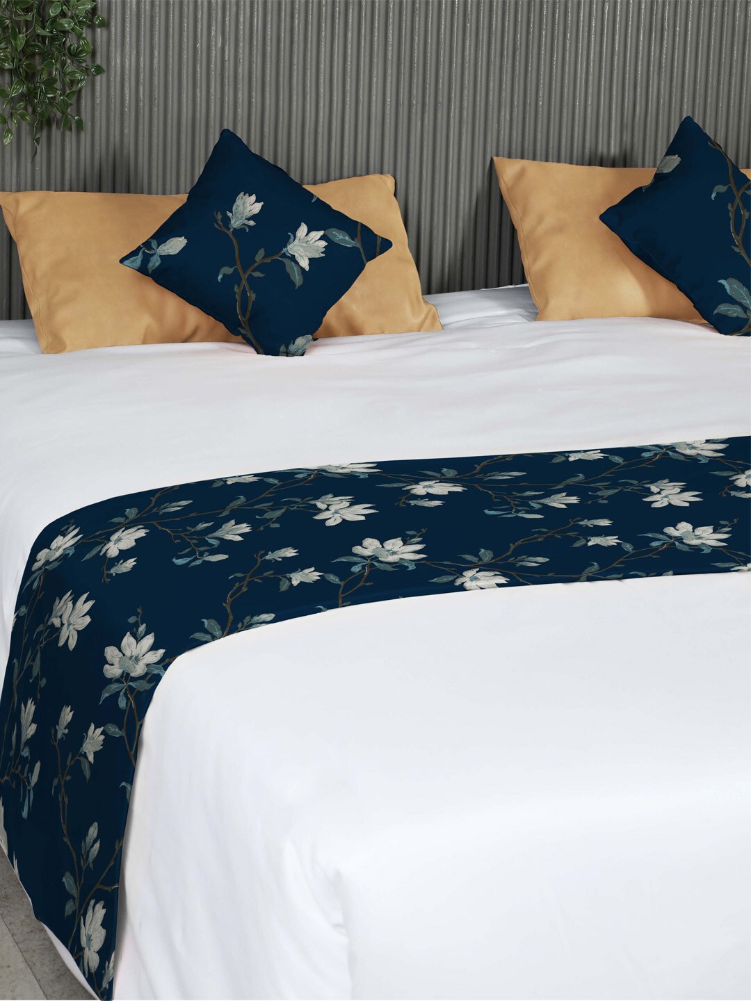 

SPACES Blue & White Blooming Vines Printed Reversible Bed Runner With 2 Cushion Covers