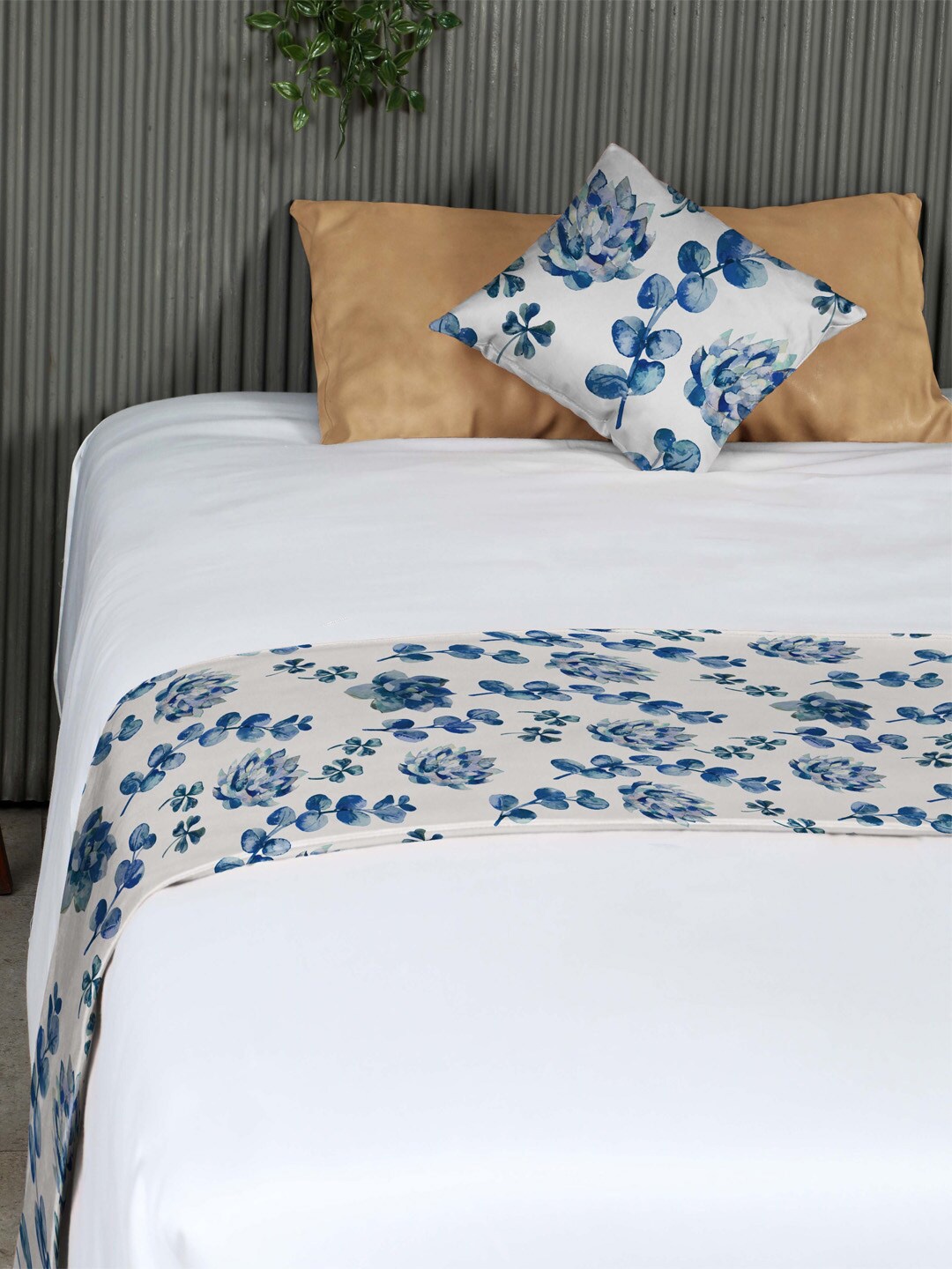 

SPACES White & Blue Dazzling Dahlias Printed Reversible Bed Runner With 2 Cushion Covers