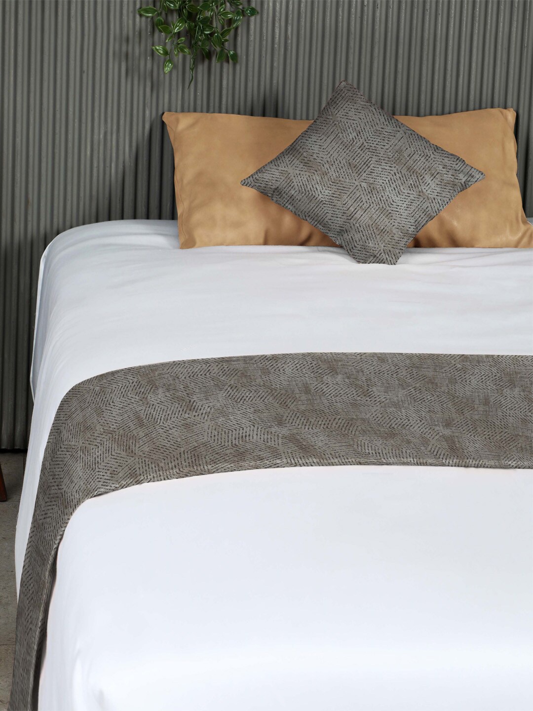 

SPACES Dark Brown BrokenHive Printed Reversible Velvet Bed Runner With 2 Cushion Covers
