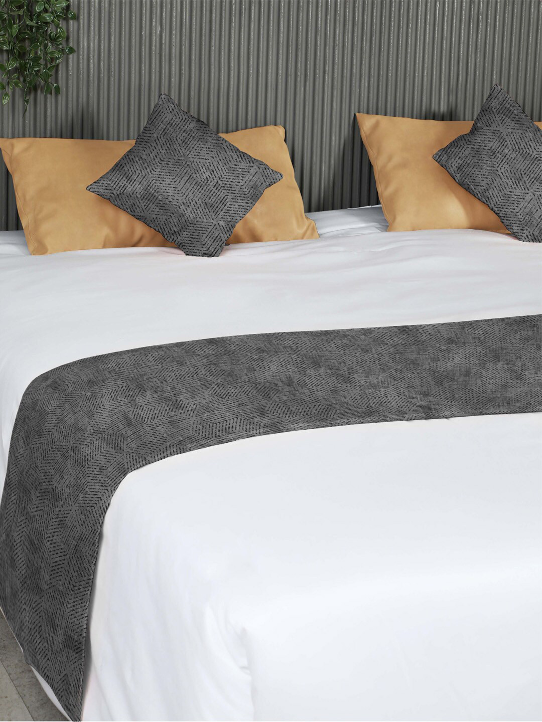 

SPACES Grey Melange BrokenHive Printed Reversible Bed Runner With 2 Cushion Covers