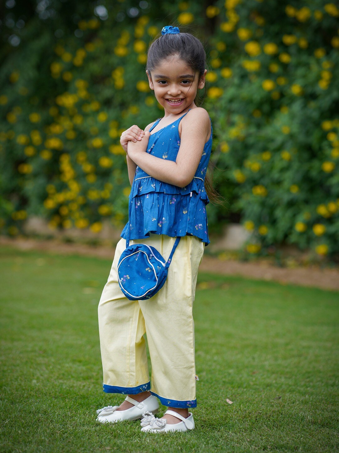 

Budding Bees Girls Printed Pure Cotton Top With Trousers Set With Accessory, Blue