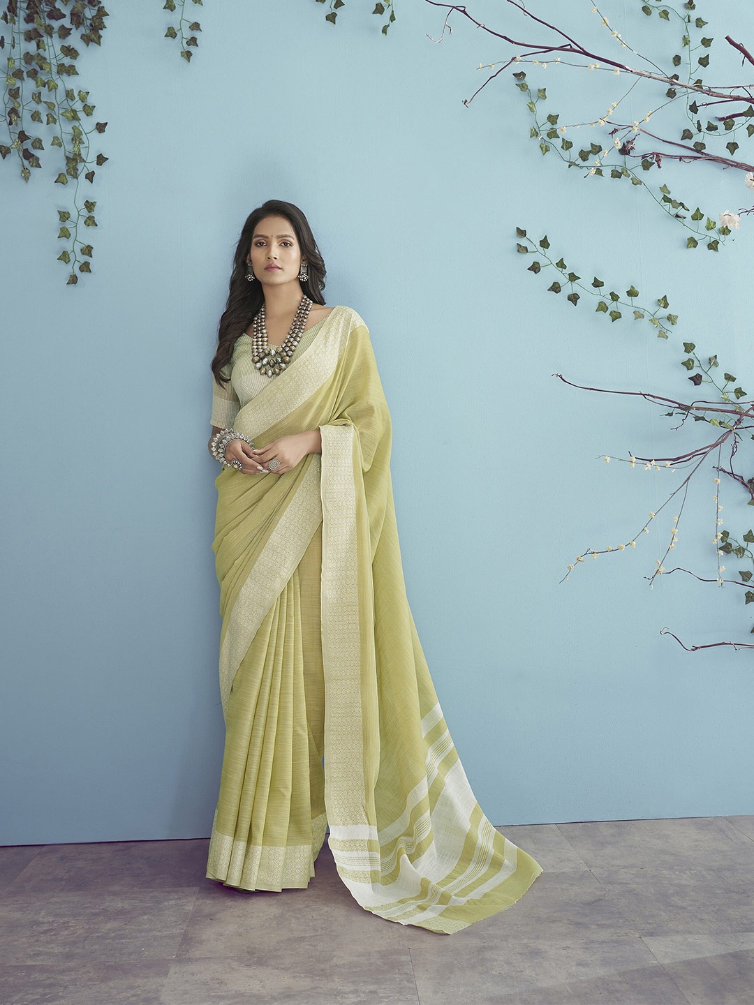 

DIVASTRI Striped Chikankari Saree, Yellow