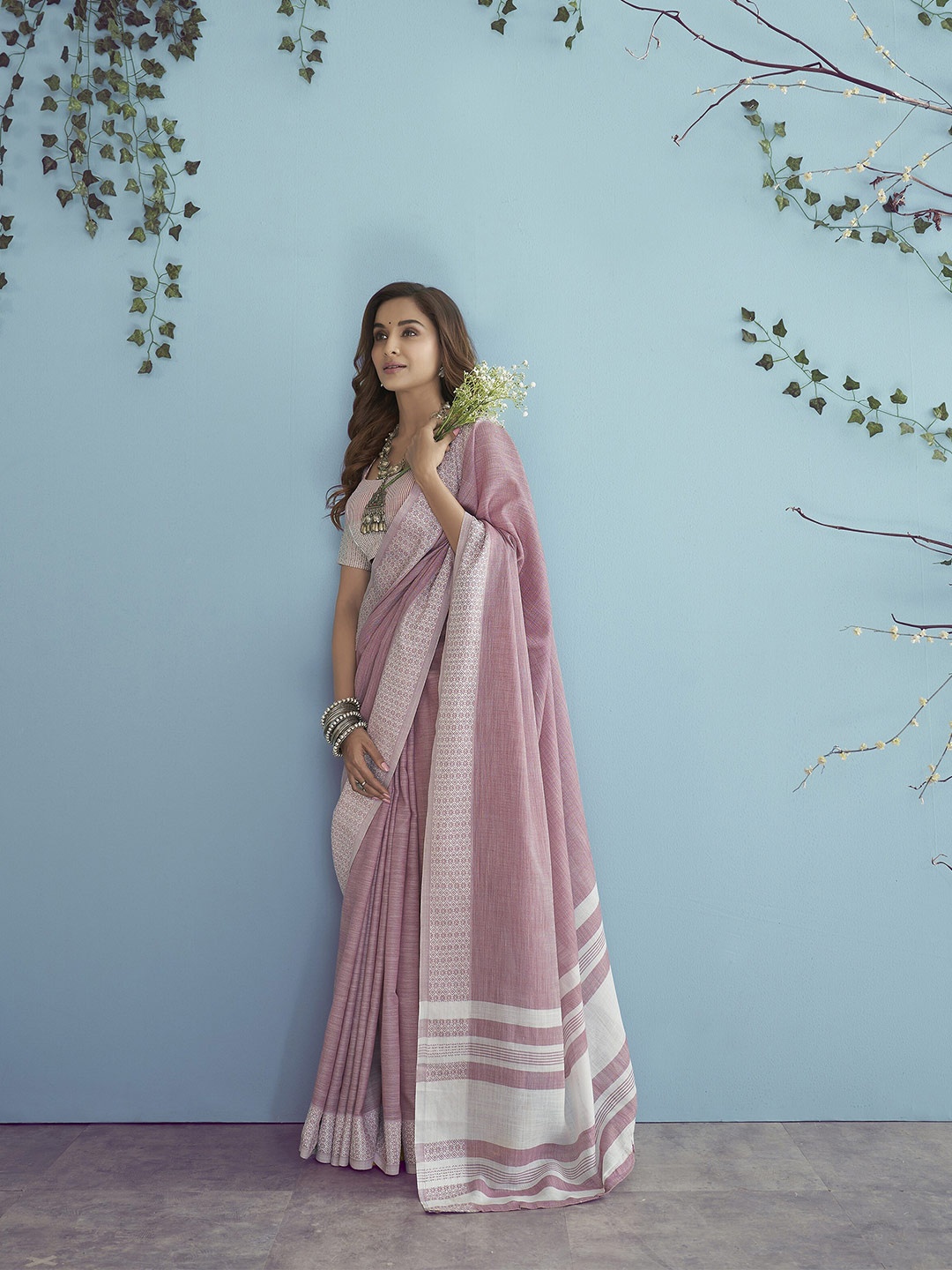 

DIVASTRI Pink & Silver-Toned Zari Linen Blend Ilkal Saree