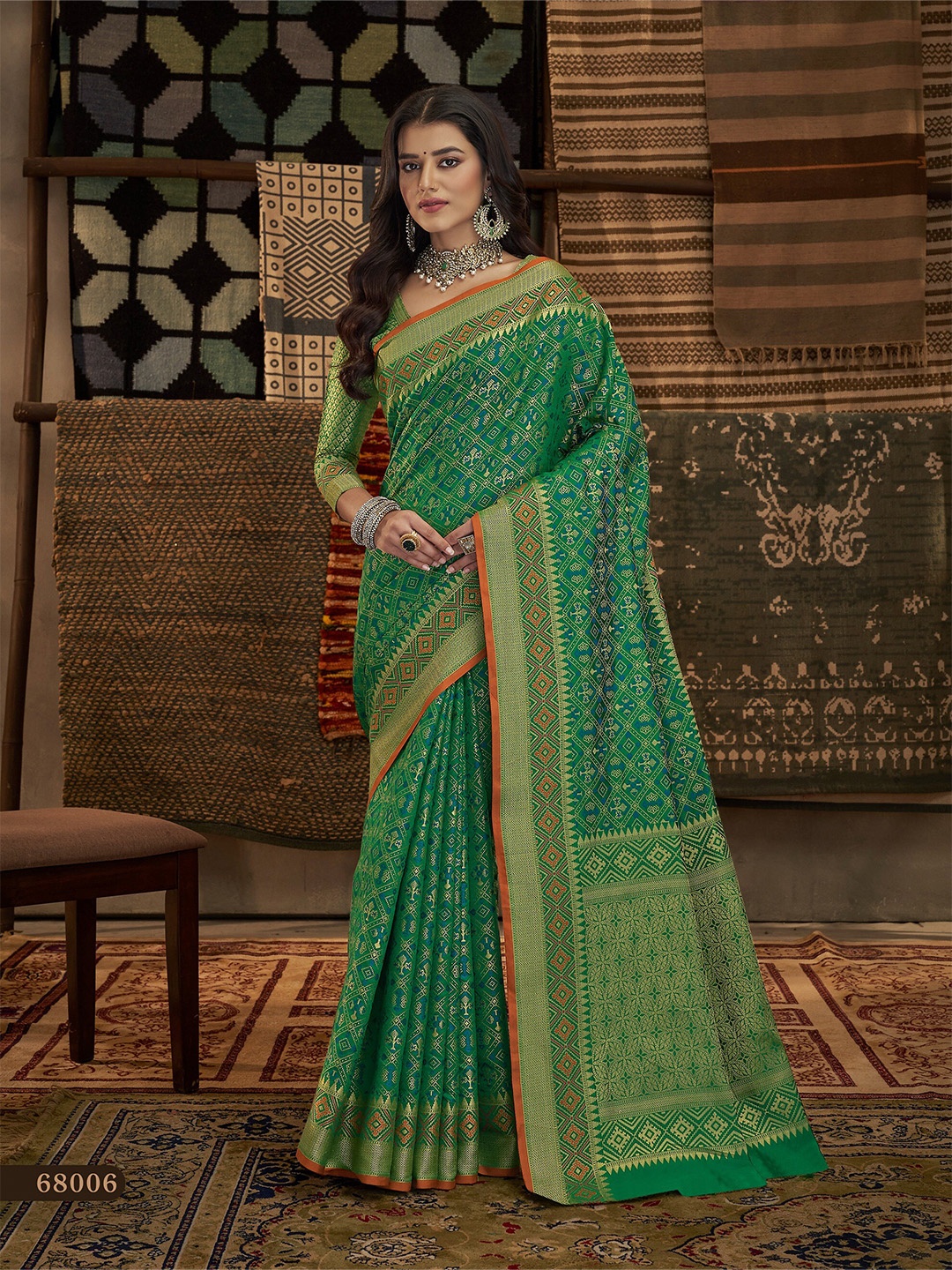 

DIVASTRI Ethnic Motif Woven Design Zari Pure Silk Saree, Green