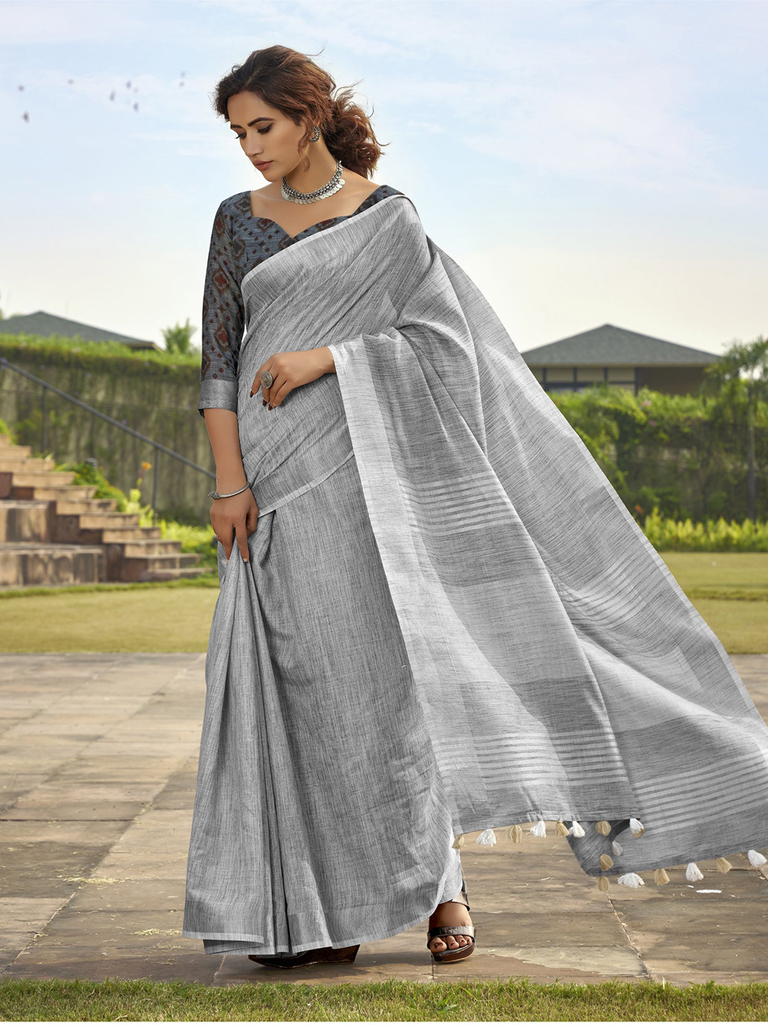 

DIVASTRI Linen Blend Saree, Grey