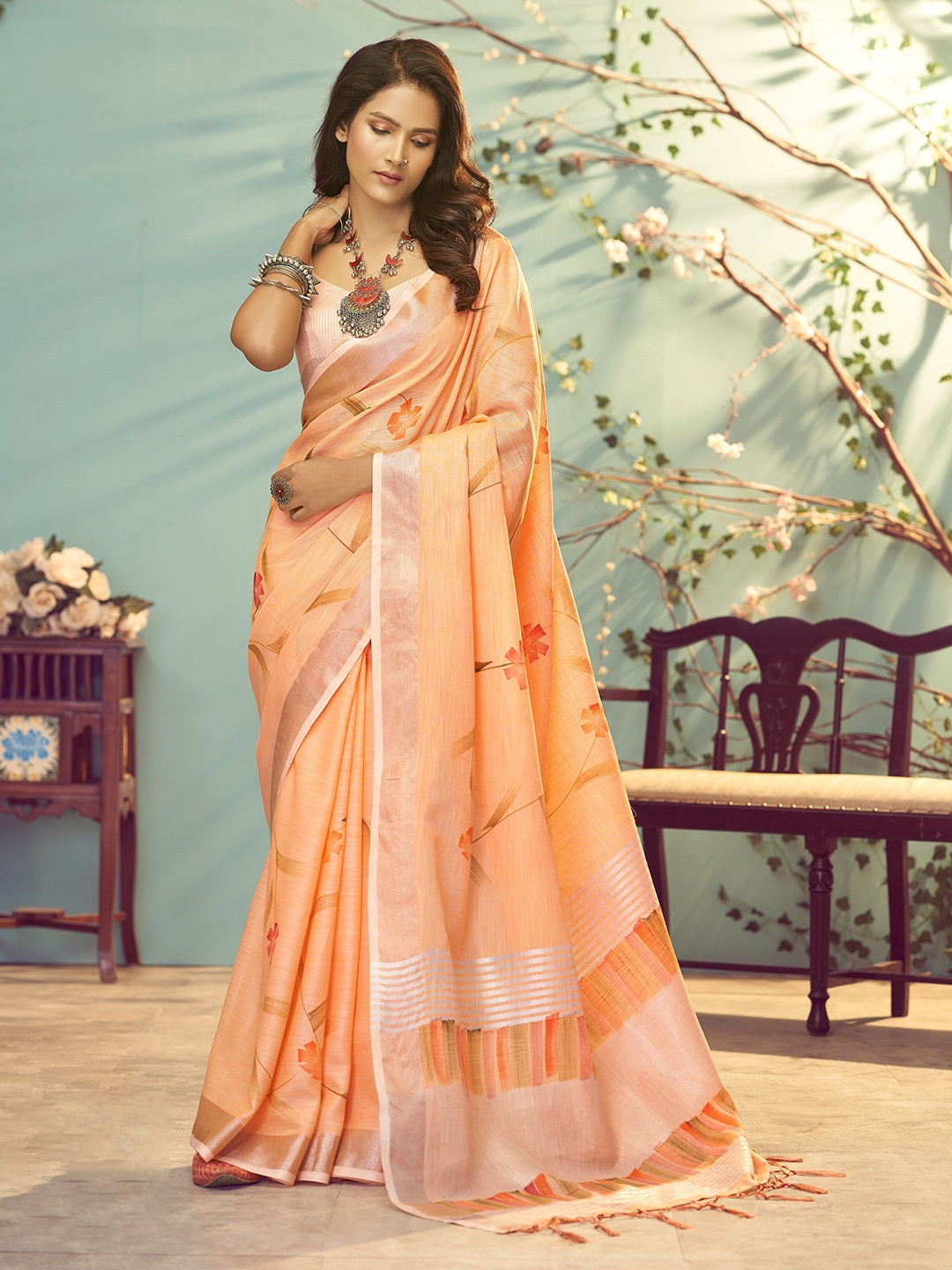 

DIVASTRI Floral Printed Zari Linen Blend Saree, Orange