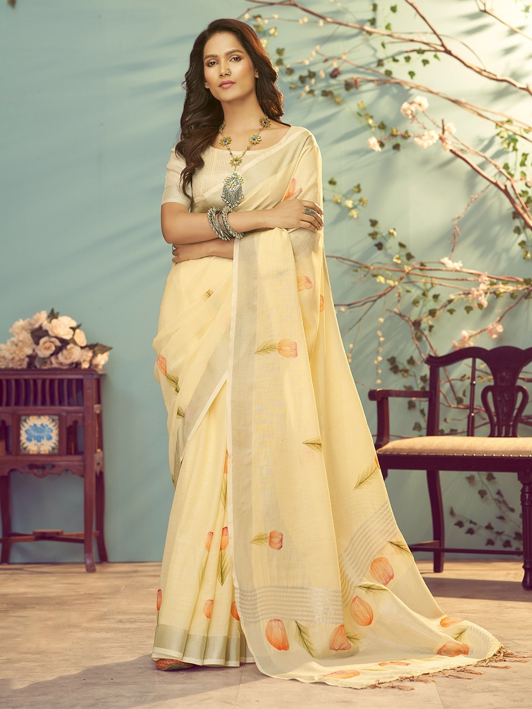 

DIVASTRI Floral Printed Zari Linen Blend Saree, Yellow
