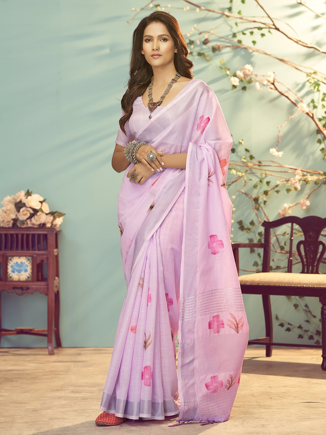 

DIVASTRI Floral Printed Zari Linen Blend Saree, Purple