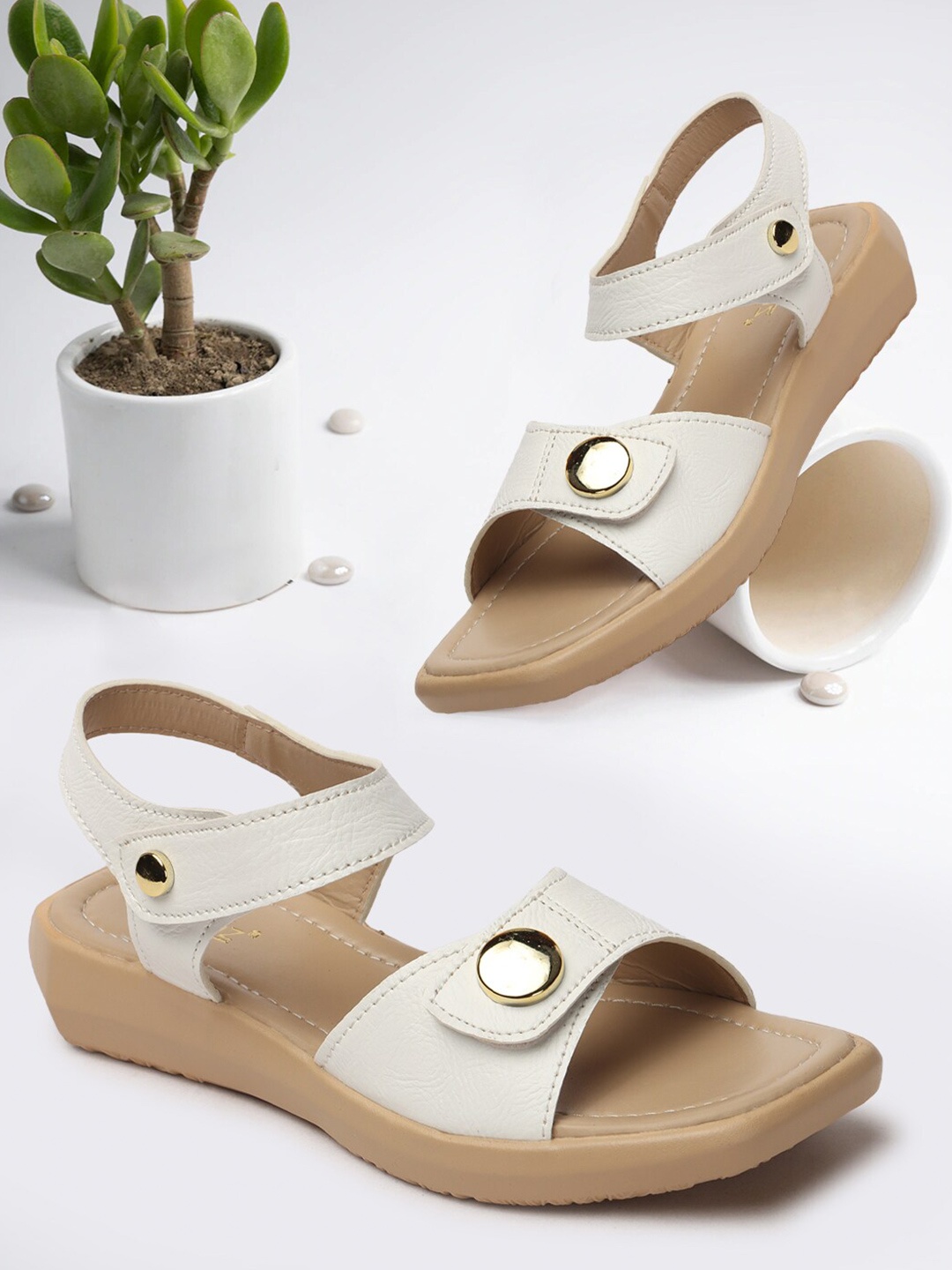 

VENDOZ Textured Open Toe Flats, White