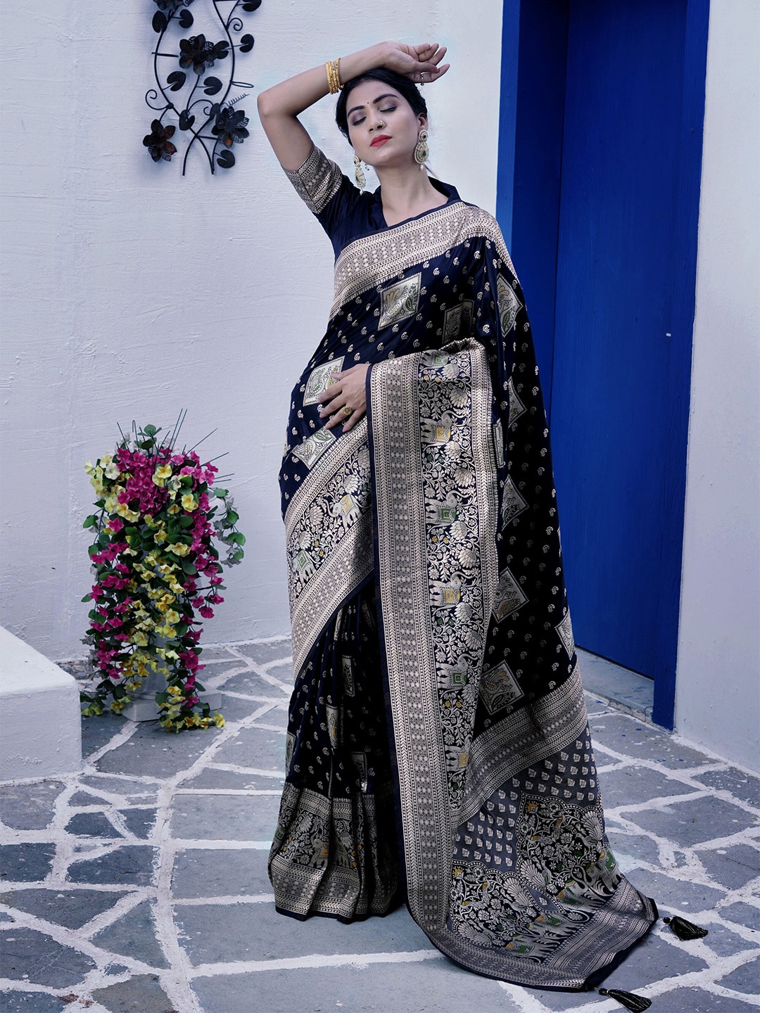 

elora Paisley Woven Design Zari Pure Silk Banarasi Saree, Navy blue