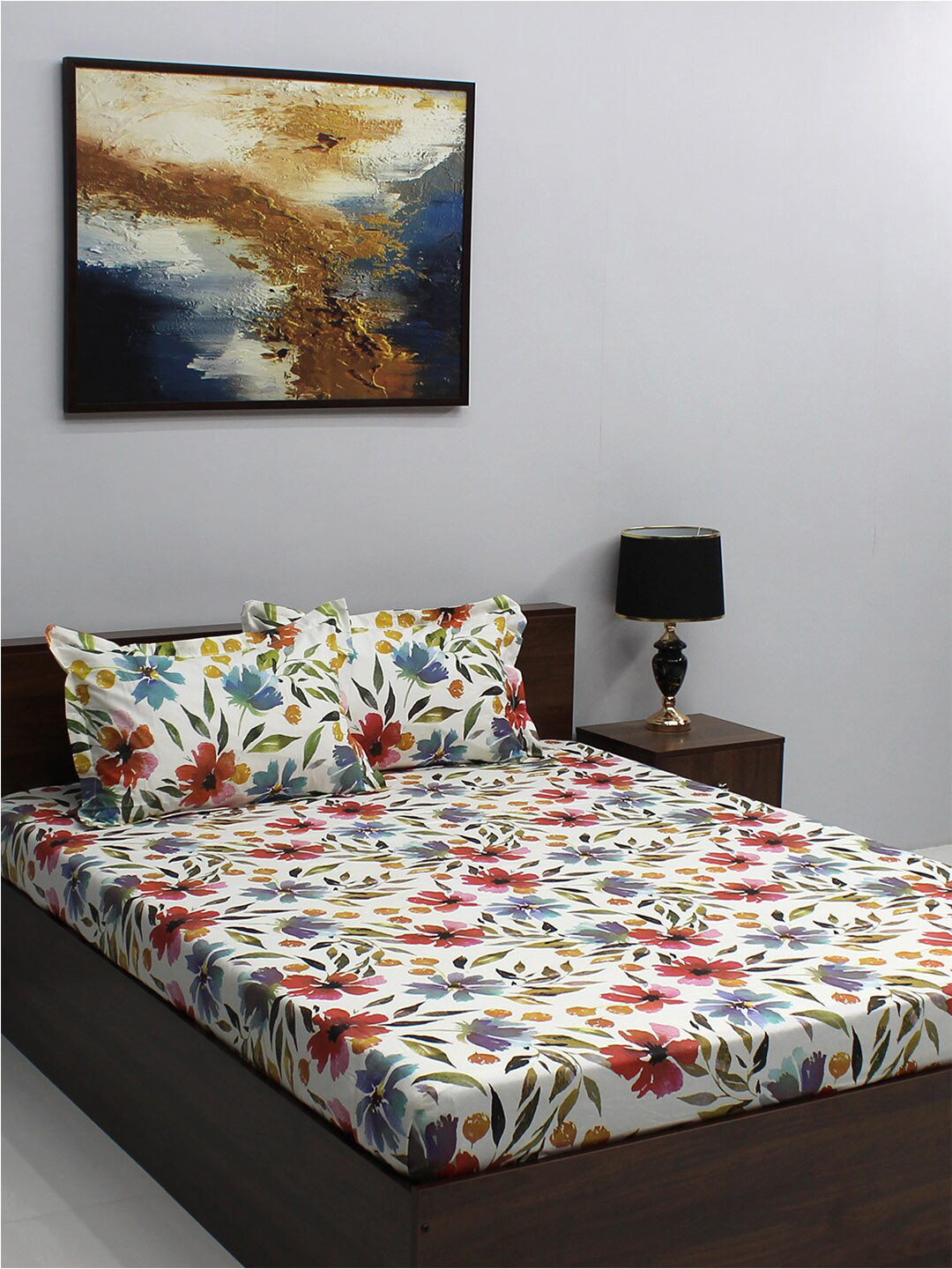 

BOMBAY DYEING Epigram White & Red Printed 120 TC Cotton King Bedsheet & 2 Pillow Covers