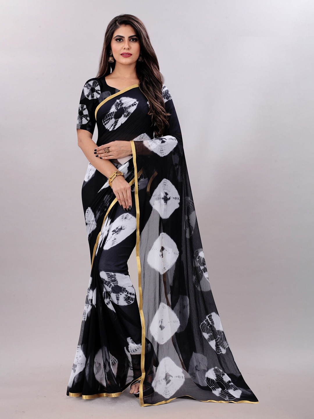 

APNISHA White & White Bandhani Zari Poly Chiffon Bandhani Saree