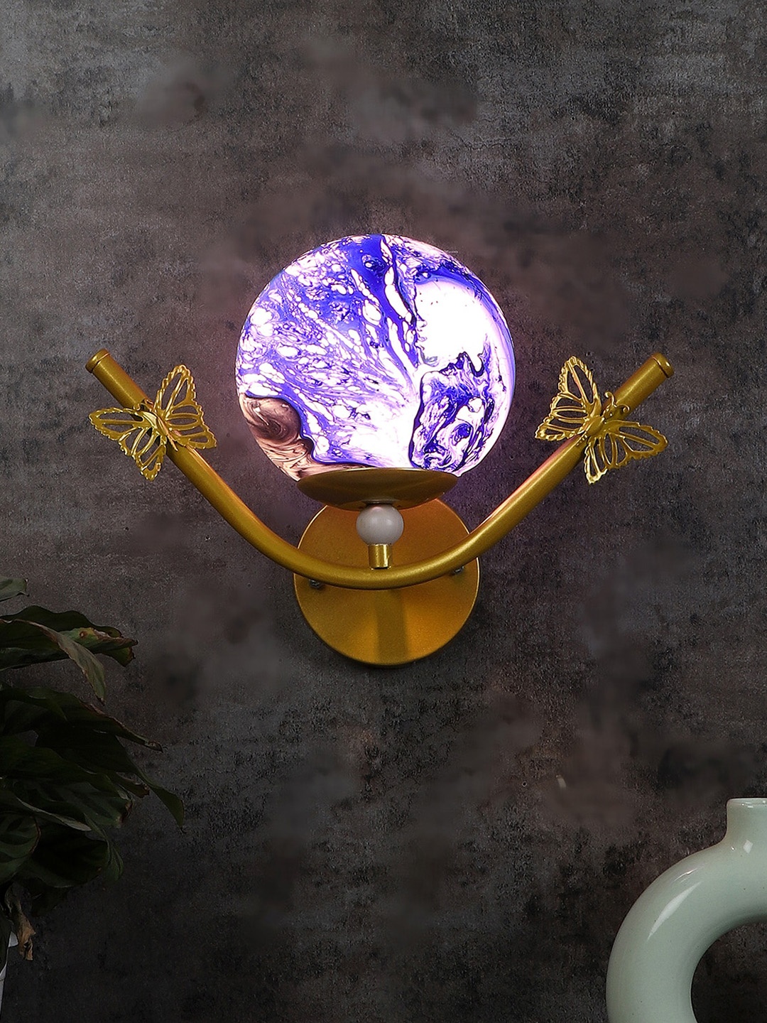 

MFD HOME FURNISHING Blue & White Printed Glass Wall Lamp With Metal Base, Gold