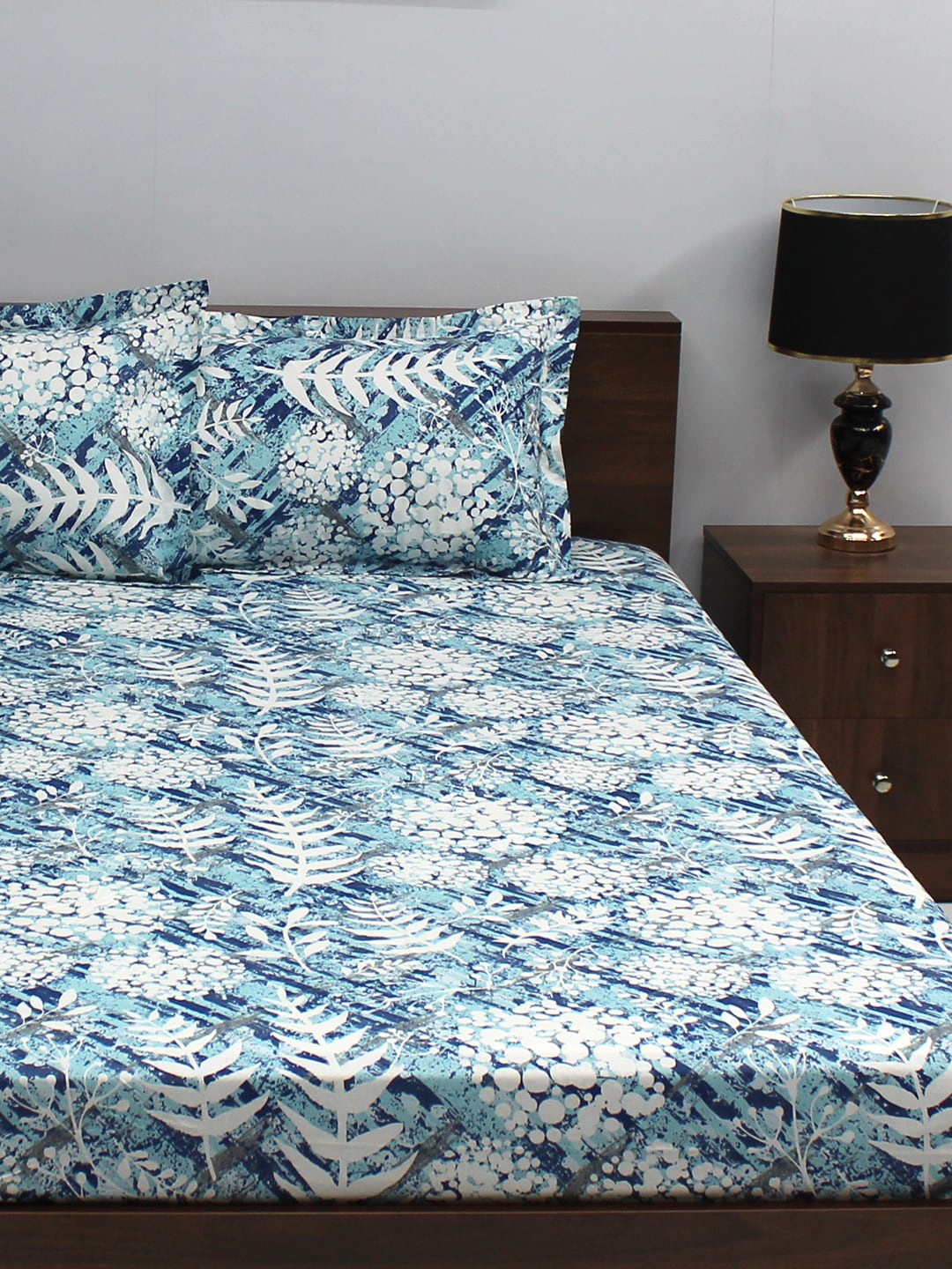 

BOMBAY DYEING Epigram Blue & White Floral Cotton 120 TC King Bedsheet With 2 Pillow Covers