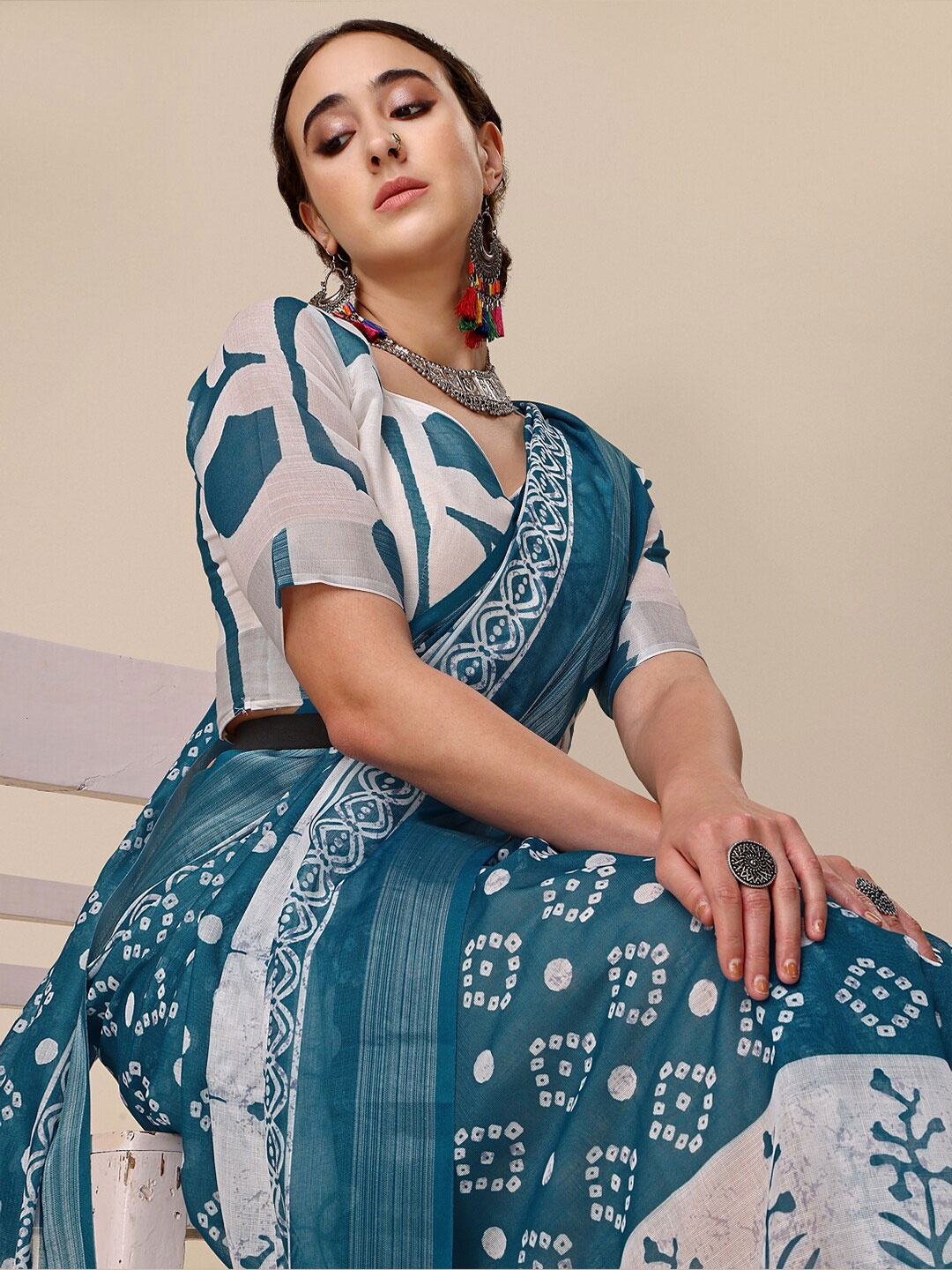 

Sangria Teal & White Floral Printed Pure Linen Saree