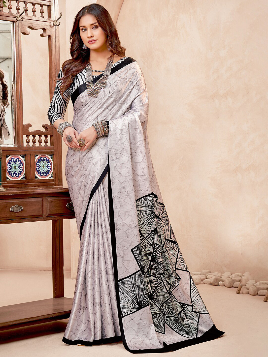 

Anouk Purple & White Geometric Printed Pure Crepe Saree