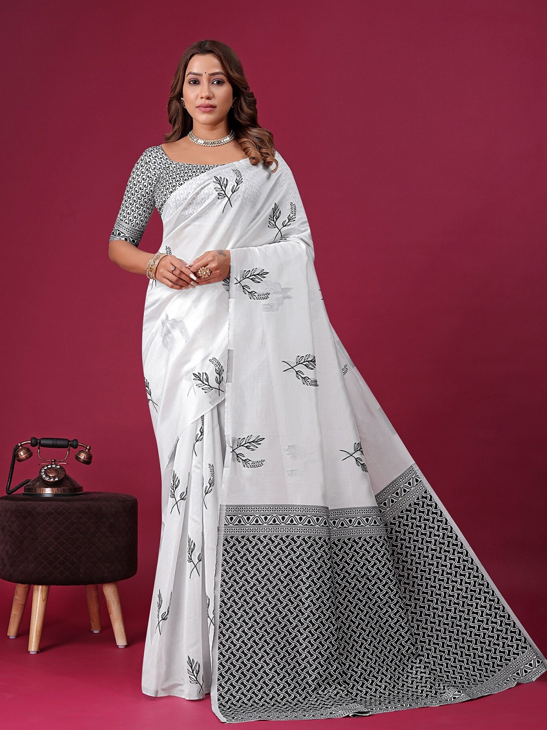 

ZIKARAA Floral Pure Silk Banarasi Saree, White