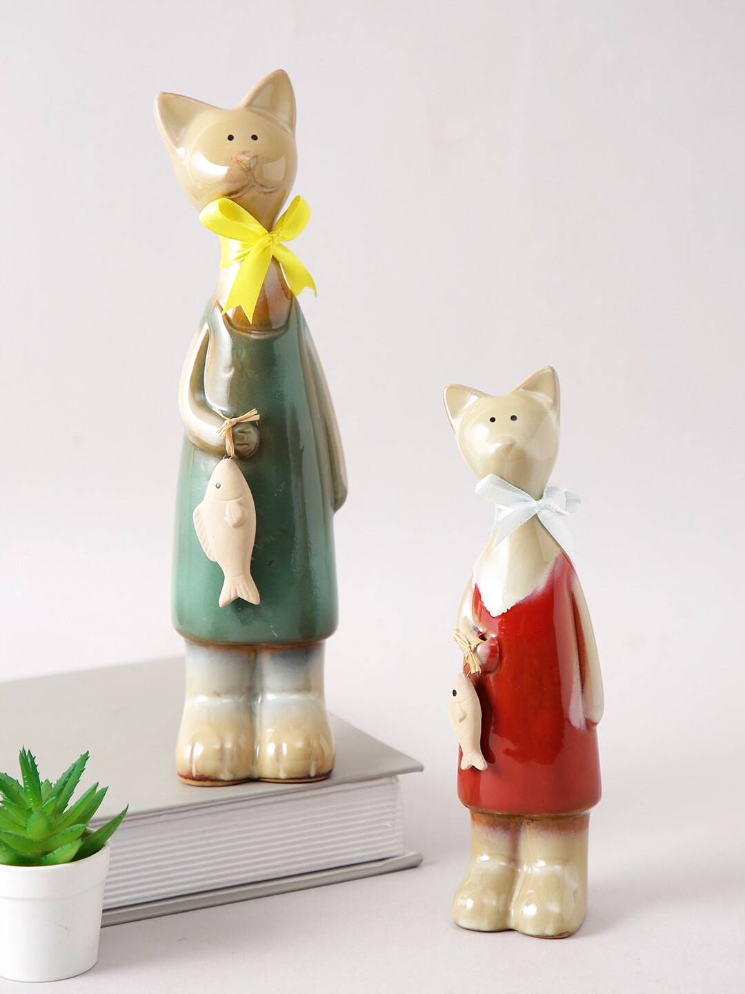 

TAYHAA Green & Red 2 Pieces Textured Cat Holding Fishes Figurine Showpiece