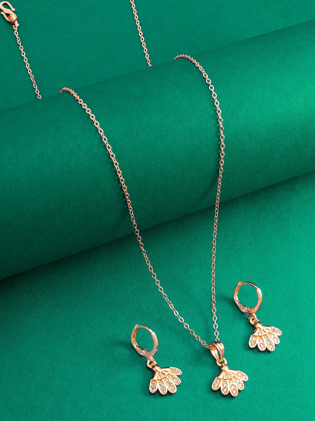

aadita Gold-Plated Stone-Studded Jewellery Set
