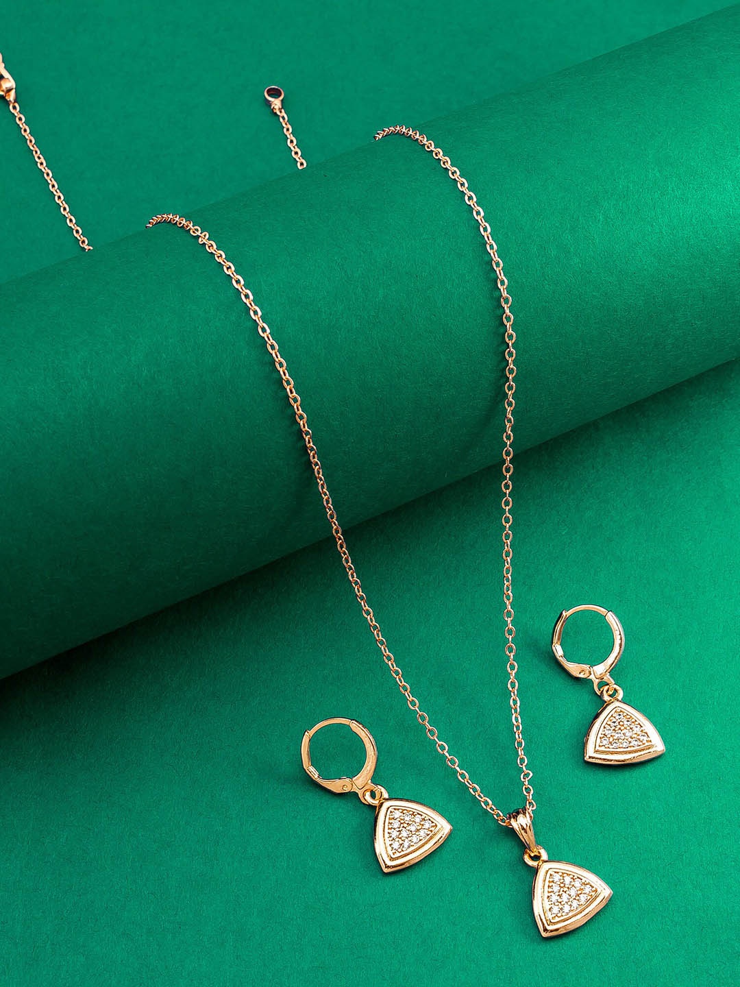 

aadita Gold-Plated Stone-Studded & Beaded Jewellery Set