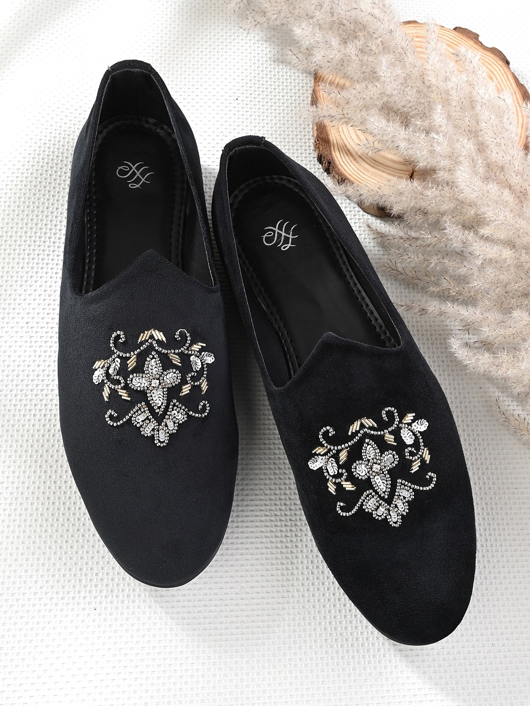 

House of Pataudi Men Embroidered Lightweight Comfort Insole Basics Mojaris, Black