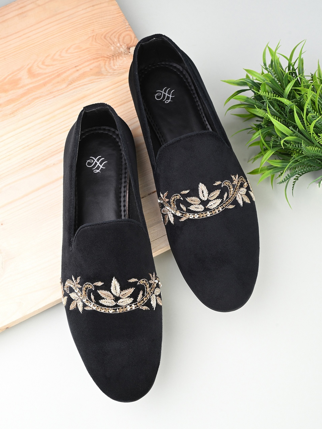 

House of Pataudi Men Embellished Embroidered Lightweight Comfort Insole Basics Mojaris, Black