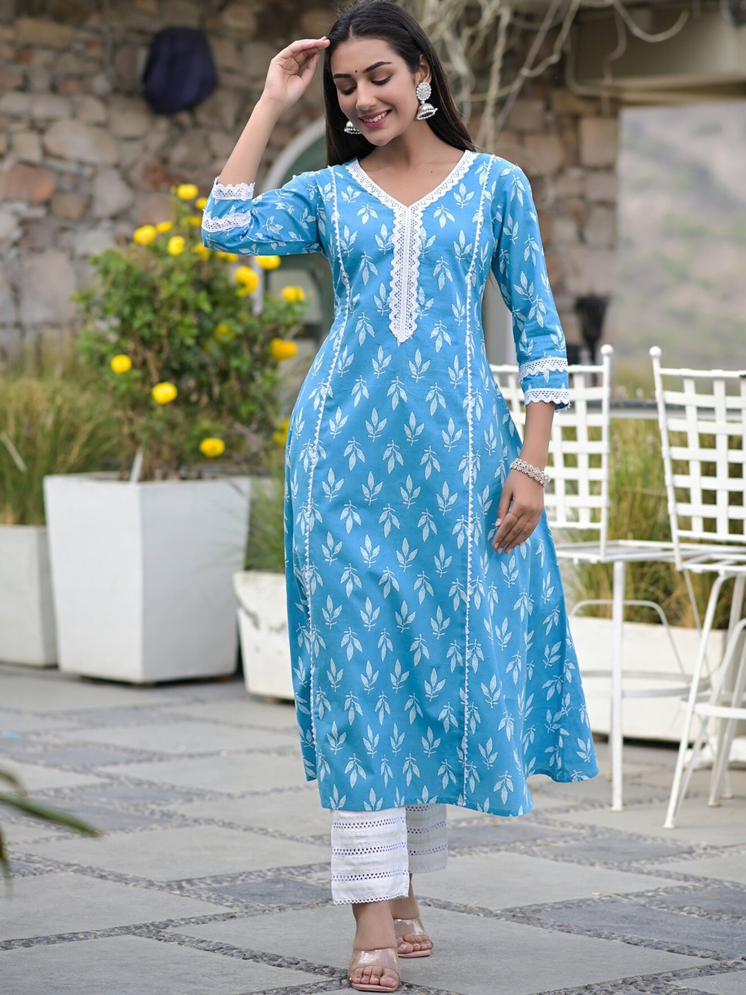 

Hatheli Lace Insert Floral Printed A-Line Kurta, Blue